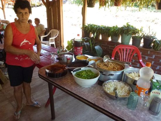mama lester mit ihrem almuerzo buffet.