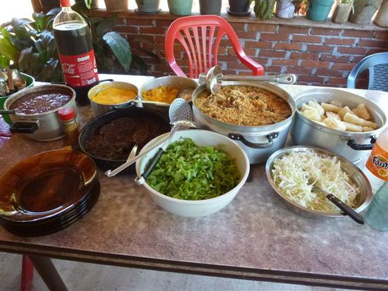 buffet lester: porotos (art linsen) in brauner sauce, polenta, calabasa (kuerbis), aroz mit vacuna (reis mit fleisch), manioka (yuca, maniok), diverse salate und natuerlich bier und wein...