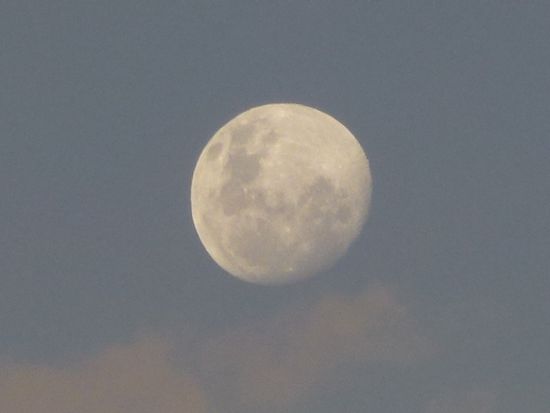 der vollmond spendet uns licht fuer unser asado am fluss.
