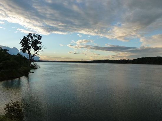 der rio parana erinnert eher an einen see. links argentinien, rechts paraguay