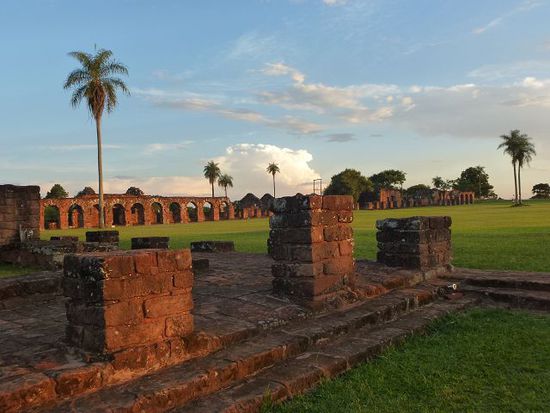 jesuiten mision trinidad paraguay - blick auf plaza mit schulen und werkstaetten.