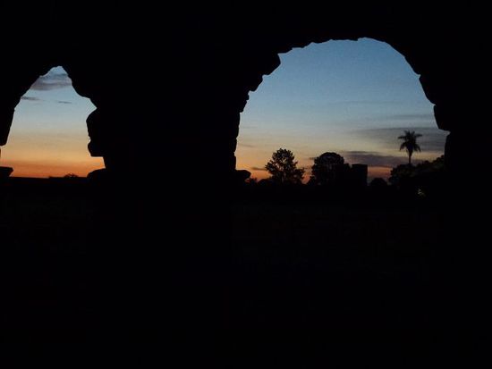 sonnenuntergang mit nacht/lichtshow in trinidad paraguay.