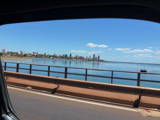 adios posadas argentina (foto), ueber die bruecke gehts nach encarnacion paraguay.