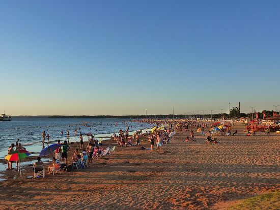 neinwir sind nicht in rimini, dies ist playa encarnacion am rio parana um 6 uhr abends.