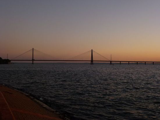 die schmucke bruecke zwischen argentinien und paraguay.