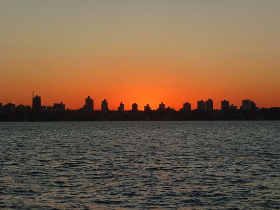 sonnenuntergang hinter posadas / argentinien.