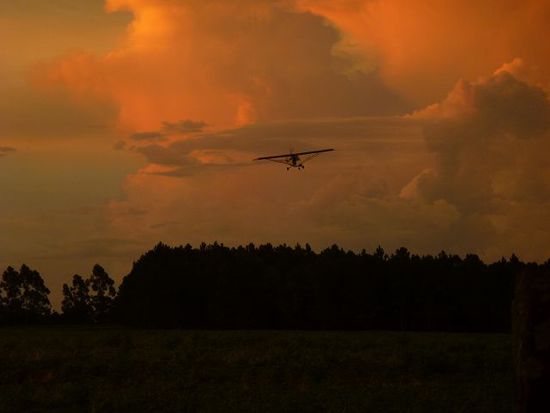 hans kommt in der abenddaemmerung von einem kontrollflug zurueck.