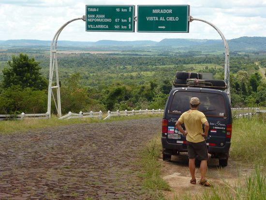 eines der seltenen strassenschilder in paraguay, ansonsten einfach durchfragen.