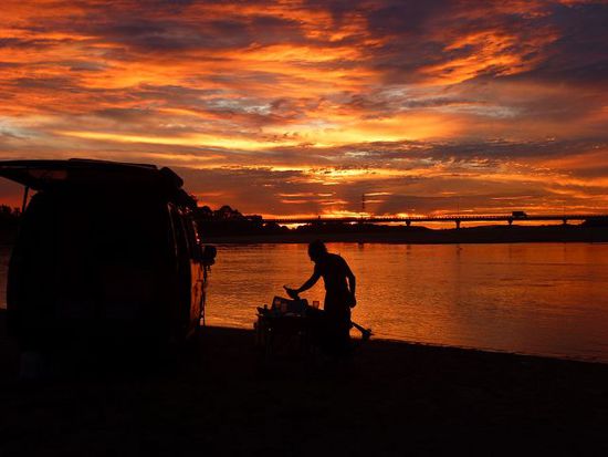 paraguay, wein und sonnenuntergang - freude herrscht.