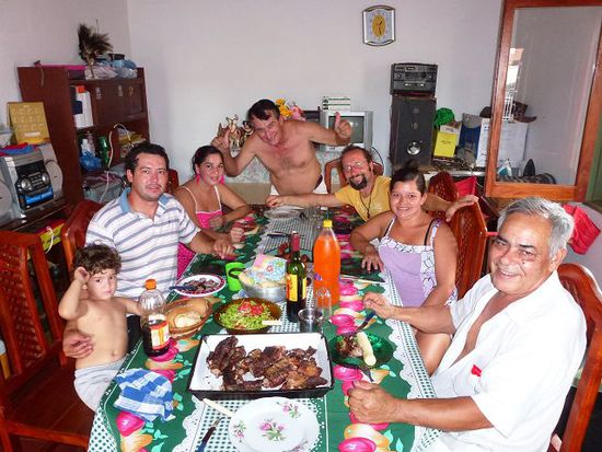 bienvenidos, sonntaegliches asado bei alejadro, fabri, diana, marcial, mary und lugo in encarnacion.