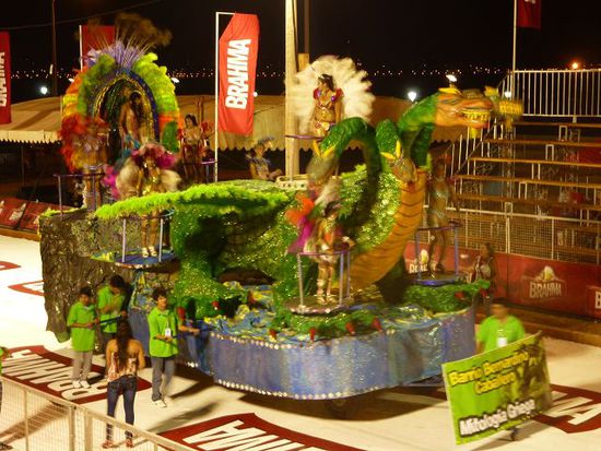 bunte wagen, knappe hoeschen und federn.