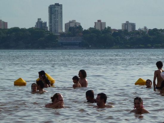 kurz darauf scheint die sonne bei 45 grad, bad im kristallklaren rio parana/paraguay, im hintergrund posadas argentinien.