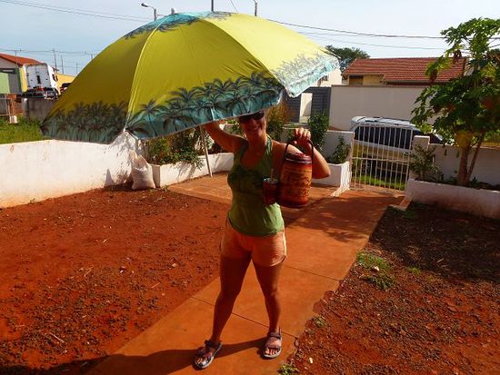 und jetzt gehoeren wir endgueltig dazu, sonnenschirm und terere-set, fast nicht mehr von einem paraguayischen liebespaaerchen zu unterscheiden...