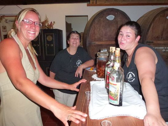 besuch in der likoerfabrikation bard, ehemals aus dem wallis. besitzerin olga bard in der mitte, daneben ihre kollegin senorita noir...aber franzoesisch spricht praktisch keiner mehr.