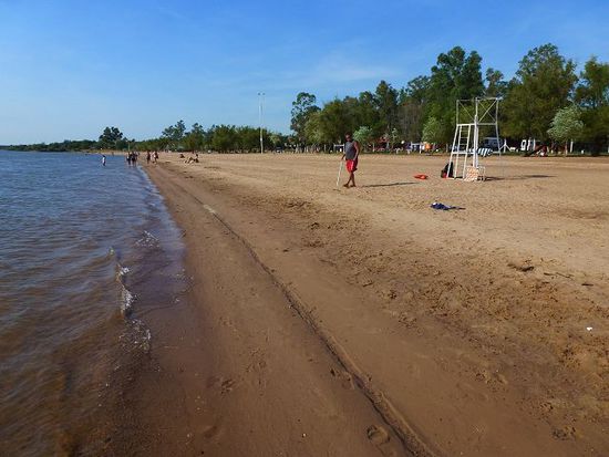 fruehmorgens der bademeister prueft das wasser im rio uruguay am kilometer langen playa colon.