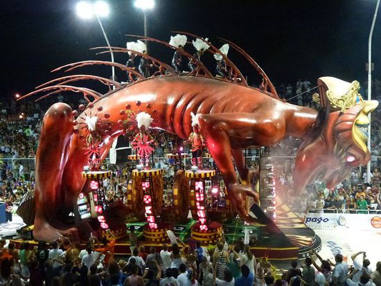 carneval gualeguaychu, die wagen sind pompoes und riesig.