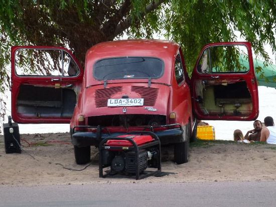 gluecklicherweise ein sehr seltenes bild, ausgebaute musikanlage mit fiat, hier in uruguay ist es wirklich viel, viel ruhiger...wir bedanken uns.