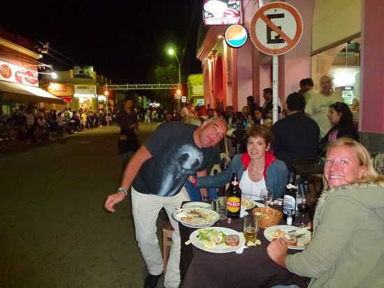 das ist strassenkarneval in carmelo und wir mit kuhbauch a la italiana in der ersten reihe.