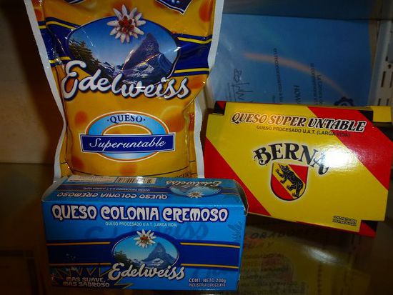 50 % der gesamten kaeseproduktion uruguays kommt aus nueva helvecia.
hier die produkte von alpa und geschichtssaeule ilse howald.
