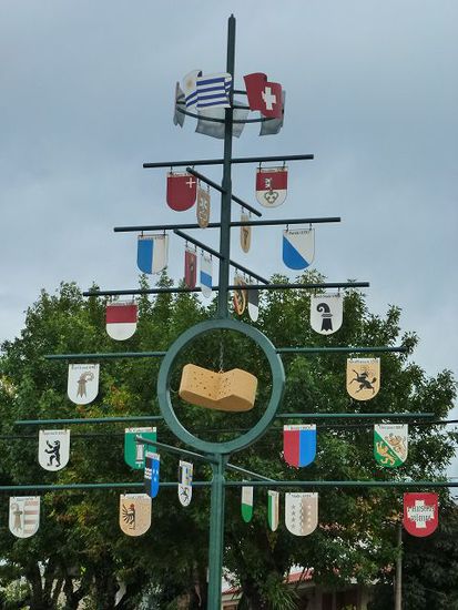 auch das gibt es hier, der kantonsbaum, basel an bester position beim kaese.
