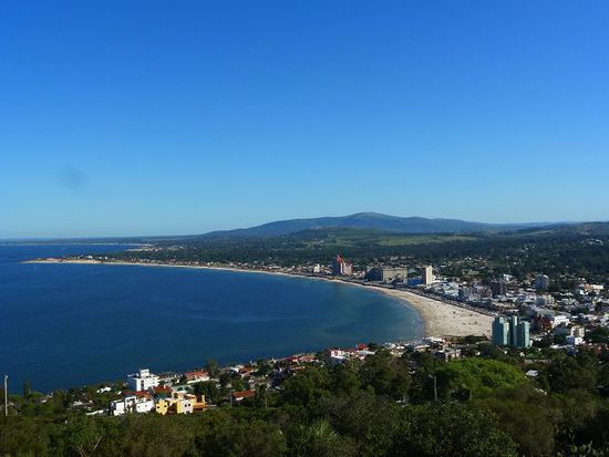 cerro san antonio mit blick auf piriapolis.