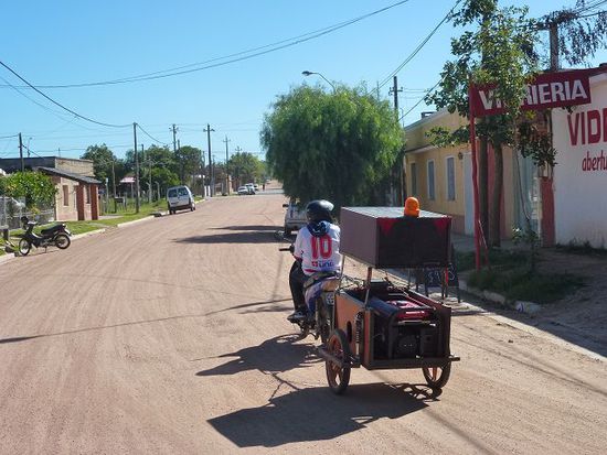 dies ist eine moped-werbe-promo-tour in der zollfreien zweigeteilten stadt chuy uruguay / chui brasilien.