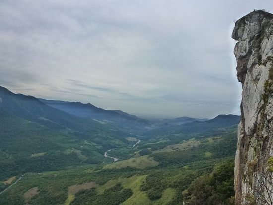 piedra branca, wander und klettergebiet. oben rechts auf dem gipfel steht anke.