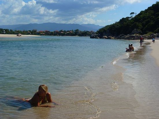 flussmuendung rio madre am praia costero.