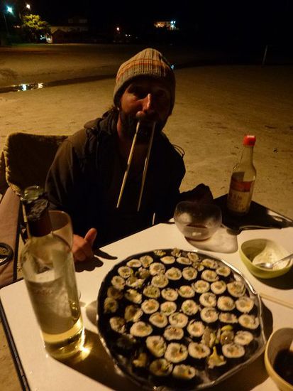 sushi bis zum abwinken, die camarones von nebenan waren vor 2 stunden noch froehlich am schwimmen.