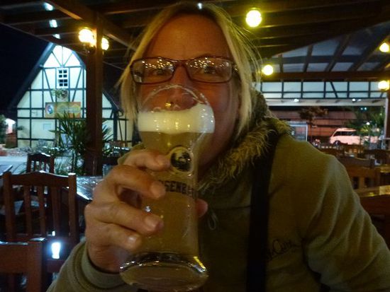 und ebenfalls positiv das gelaender des zweitgroessten oktoberfestes der welt mit frisch gezapftem weizen bier.