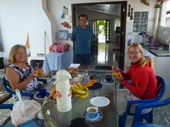 cafe bei maria und carlos, wir lernen cafe ist in brasilien ein komplettes fruehstueck.