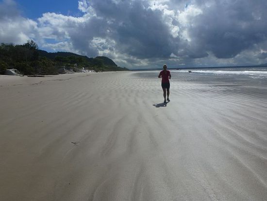 joggen am kilometerlangens strand.