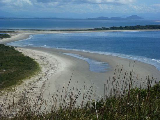 hier klammert sich der norden (naturpark) und der sueden der insel auf 20 meter sandduene zusammen, ilha do mel.