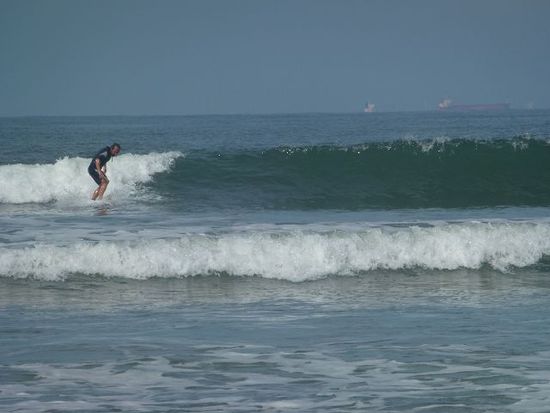 endlich stimmt auch die wellenhoehe fuer don schetty, surfspot praia grande.