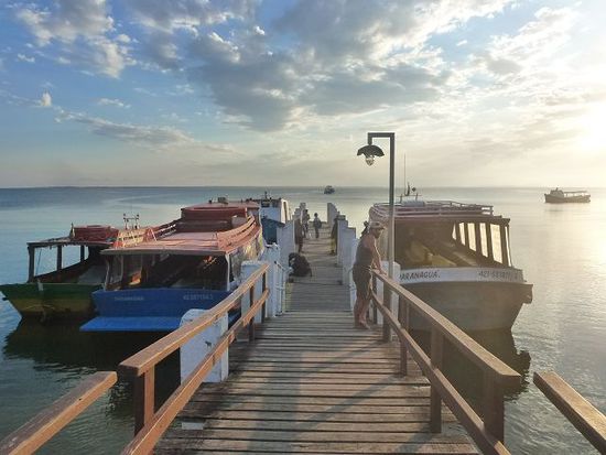rueckfahrt aufs festland bei sonnenuntergang.