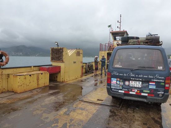 ilhabela empfaengt uns mit nebelschwaden, dafuer duerfen wir wieder faehre fahren, wir fuehlen uns wie auf dem weg nach avalon.
