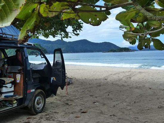 und dann schaffen wir es doch noch an den (fast) unerreichbaren praia castelanho und in die sonne.