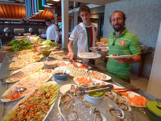 essen vom feinsten, mario verwoehnt uns im rio brasa, sushi, austern, kaviar, bueffelmozarella und kellner mit churrasco spiesen a discretion.