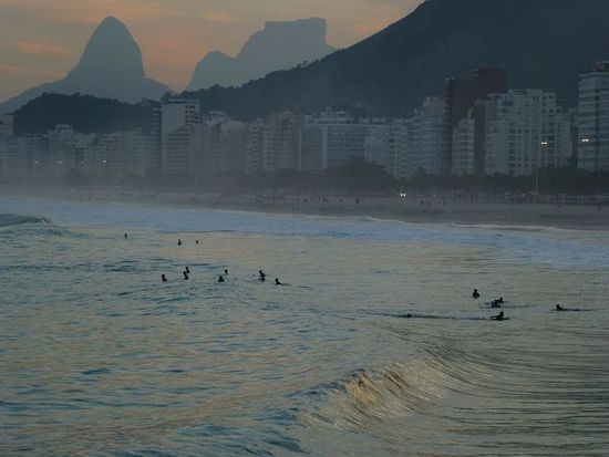 in rio hat jeder der paddeln kann ein surfbrett, im hintergrund pico de tijuca.