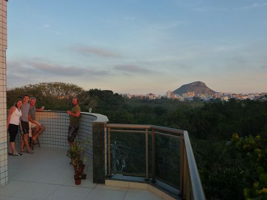 der balkon von unserem luxusapartment, hier koennten dinosaurier bowling spielen. nun ist auch lidiane, die frau von mario dabei.