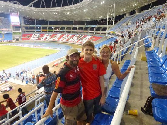 im engenhao stadion, flamengo gegen internationale de allegre, man siehe das elegante dress von flamengo, das haben die frech vom fc nordstern basel kopiert.