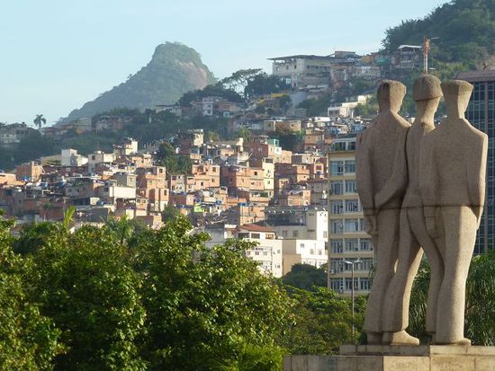 auch der kontrast gehoert zu rio's wunderwelt, kunst schaut auf favelas.