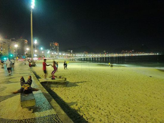 der strand dient fast 24 stunden als sportplatz.