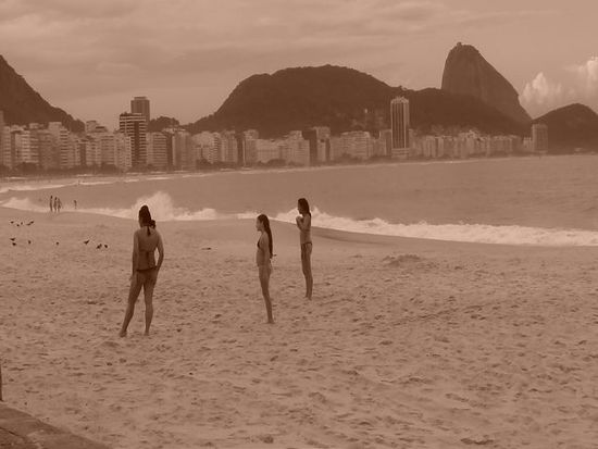 denn schlussendlich sind am strand alle gleich...copacabana kurz vor sonnenuntergang.