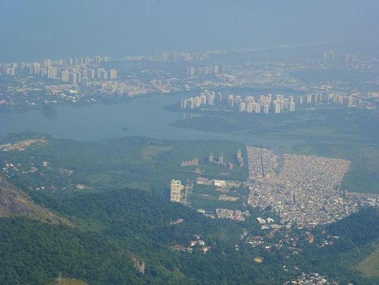 blick vom cerro tijuca 1021 meter auf nobelviertel barra de tijuca und davor die weltberuehmte favela ciudad del deus, zwei komplett verschiedene lebensverhaeltnisse auf wenigen m2.