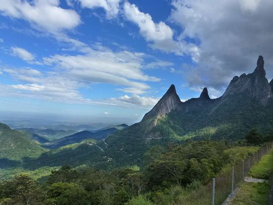 blick richtung rio, nur 1.5 stunden entfernt sitzt man mitten in den gruenen bergen.