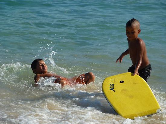 egal welcher tag und welche uhrzeit, in rio sind immer menschen am strand...surf now, work later.