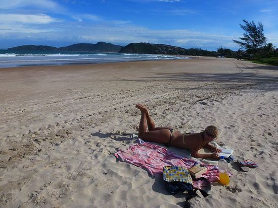 mal wieder was neues, alleine am strand in buzio. praia geriba.