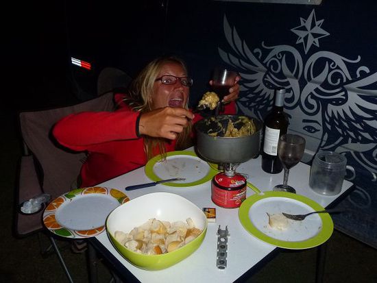 geburtstagsschettyfondue...es gab durchaus schon bessere, aber mit wein und champagner konnten wir die masse schmerzlos schlucken.
