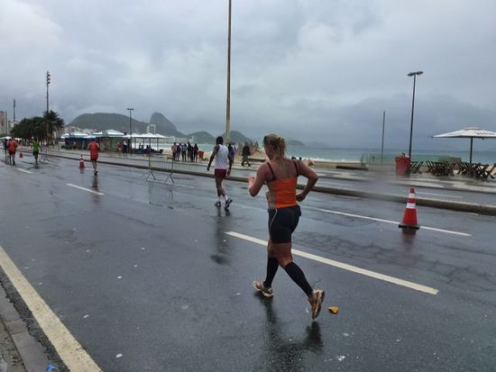 5 kilometer weiter an der copacabana, alle zuschauer wurden weggeweht, dazu gesellen sich neu tropische muskelkraempfe.